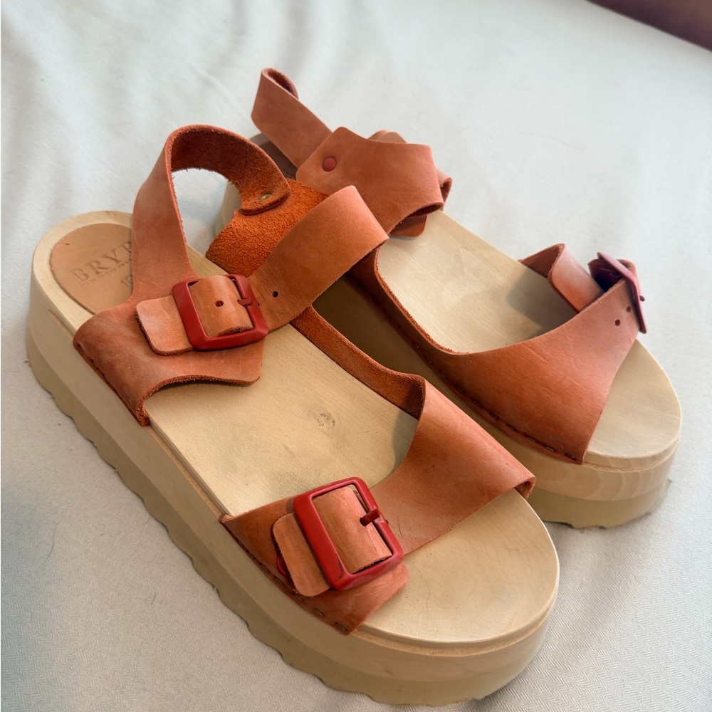 Bryr Gigi terracotta platform